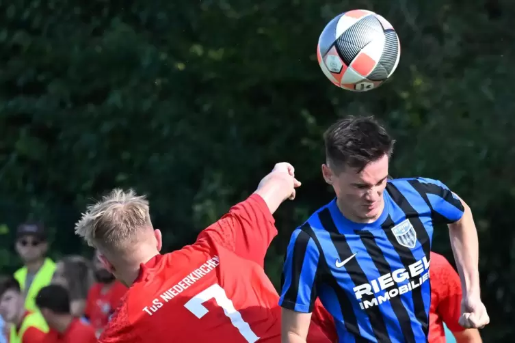 Siegesserie läuft: Daniel Kopf (rechts) und der FC Speyer 09.