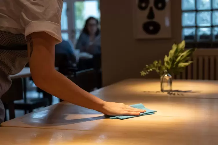 Bedienung säubert einen Tisch im Restaurant