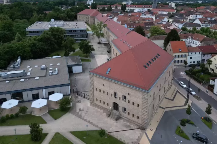 Die unter anderem für Bundes- und Landeskriminalamt arbeitende Übersetzerin ist Dozentin an der Germersheimer Uni.