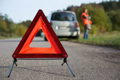 Ein häufiges Problem bei Pannen auf der Autobahn: Oft sei das Warndreieck zu nah an der Pannenstelle platziert, sagt Polizei-Pre