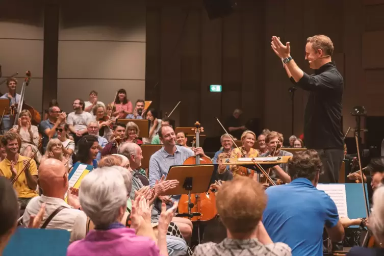 Wenn Chefdirigent Michael Francis mit dem Orchester probt, können Besucher mittendrin sitzen und zuhören. 