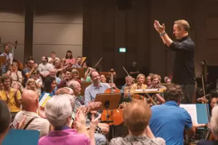 Wenn Chefdirigent Michael Francis mit dem Orchester probt, können Besucher mittendrin sitzen und zuhören.