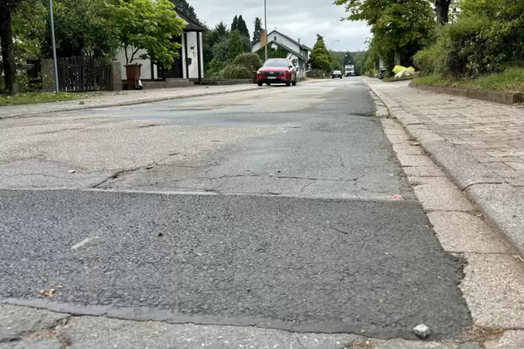 Die Fabrikstraße in der Maßweiler Siedlung ist sanierungsbedürftig. Ende des kommenden Jahres sollen die Arbeiten starten, der e