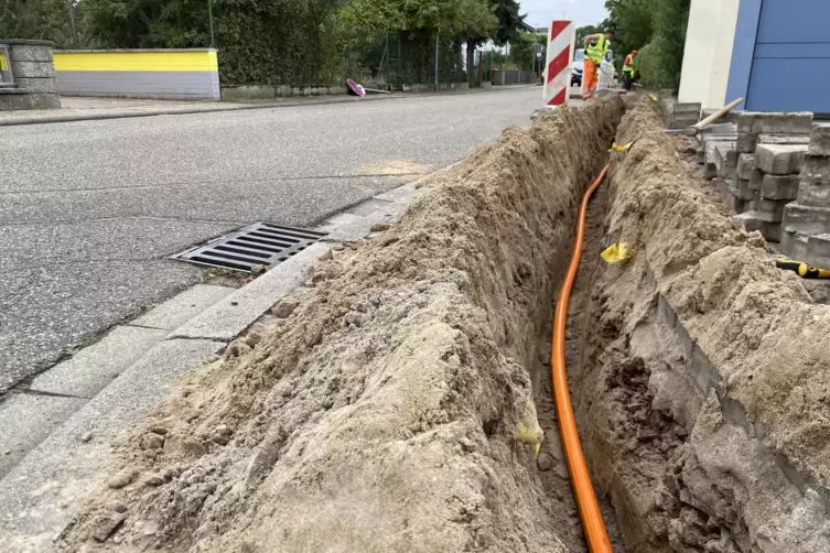 Während in Lambsheim noch gewartet wird, reißen Bagger in Bobenheim-Roxheim schon die Bürgersteige auf.