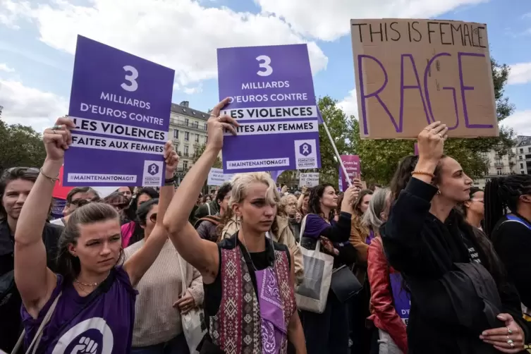 Missbrauchsprozess in Frankreich - Demonstration in Paris