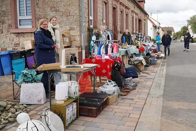 34 Anbieter haben sich am ersten Battweiler Dorfflohmarkt beteiligt – und die meisten hatten dabei sichtlich ihren Spaß. 