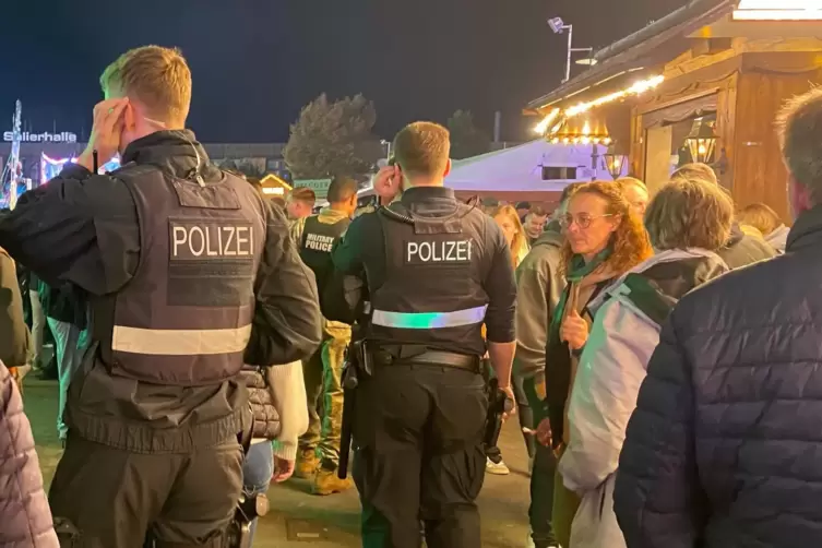 Schreckte Straftäter ab: die hohe Präsenz an Polizeikräften auf dem Dürkheimer Wurstmarkt. 