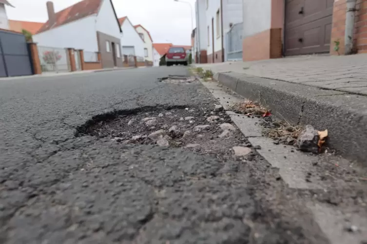 Die Speyerer Straße weist auch oberflächlich einige Schäden auf. Vor allem aber ist ihr Unterbau nicht mehr tragfähig genug.