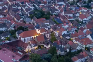 Die Jutta-Roth-Stiftung fördert Projekte, die der Verschönerung Wachenheims dienen. In der Bildmitte ist die Georgskirche zu seh