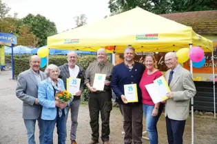 Ehrungen beim FDP-Stadtverband (von links): Walter und Margit Dury, Elmar Potdevin, Joachim Kropp, Christian Glahn, Erste Vorsit