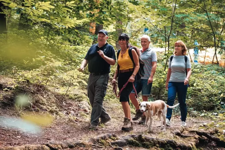 „Beim Wandern kann man gut abschalten“: Marion Holz (Zweite von links) mit Peter Englert, Petra und Markus Eitelmann und Hündin 