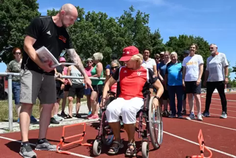 2023 gab es den inklusiven Sportabzeichentag in Deidesheim: Benni Schmidt gab den Teilnehmern Tipps für den Rollstuhl-Parcours.