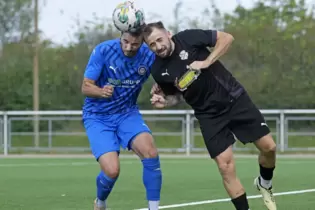 Kopf an Kopf: Schifferstadts Dominik Steinel (links) im Duell mit David Gerner (FG 08 Mutterstadt) .