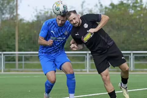 Kopf an Kopf: Schifferstadts Dominik Steinel (links) im Duell mit David Gerner (FG 08 Mutterstadt) . 