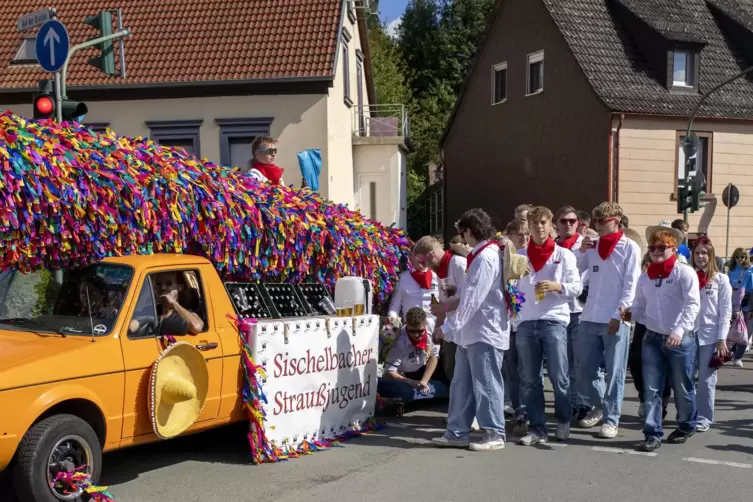 Mit ihrem großen Strauß zog die Straußjugend durch den Ort. 