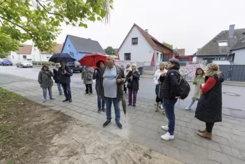 Gerhard Prottung vom Referat Grünflächen und Klimaanpassungsmanagerin Anja Jung führten die Interessierten durchs Grübentälchen.