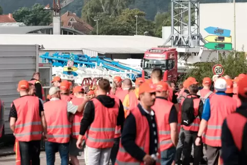 Streikende Tadano-Arbeiter, hier vor dem Werk Dinglerstraße.