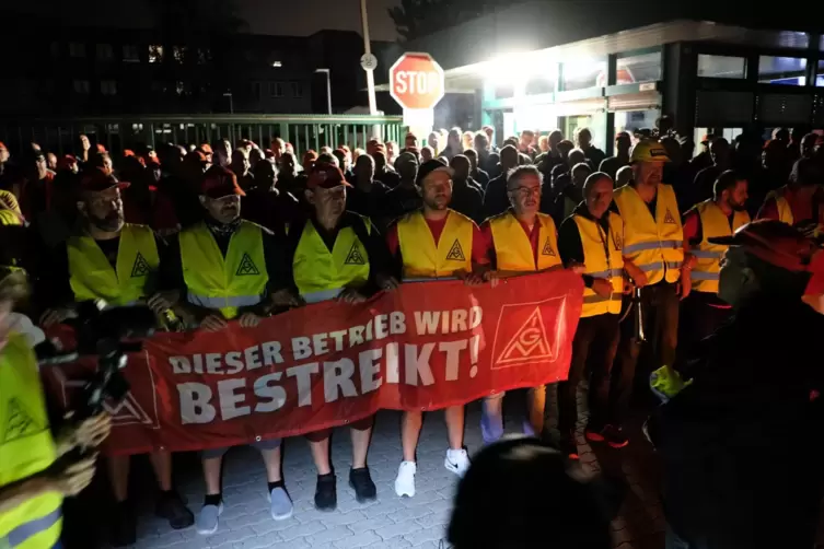 Wie hier am 5. September soll auch am Mittwochmorgen vor dem Tor des Tadano-Werks Wallerscheid demonstriert werden. 