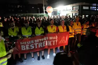 Wie hier am 5. September soll auch am Mittwochmorgen vor dem Tor des Tadano-Werks Wallerscheid demonstriert werden.