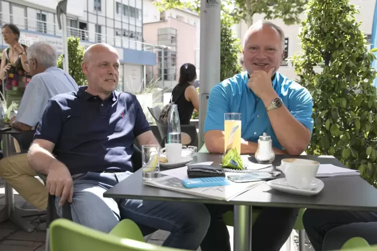 Uwe Leitheiser, damals Vorsitzender des Personalrats der Polizei, und der damalige Polizeipräsident Michael Denne (rechts) zu Be