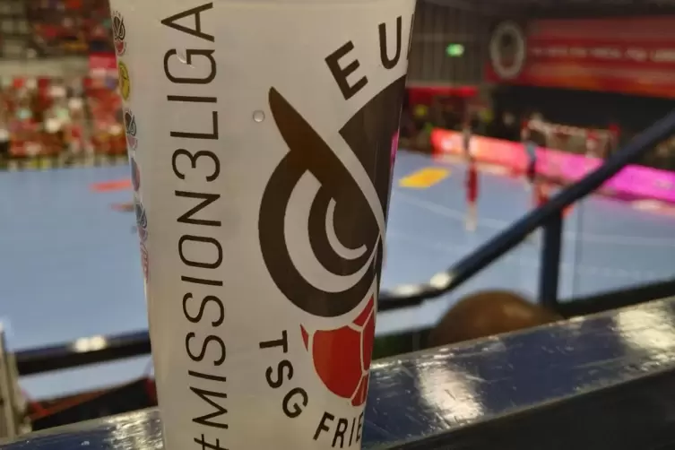 #Mission3Liga„ in der Eberthalle? Auf der Pressetribüne des Handball-Zweitligisten stehen seit dieser Saison besondere Mehrwegbe