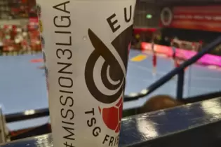 #Mission3Liga" in der Eberthalle? Auf der Pressetribüne des Handball-Zweitligisten stehen seit dieser Saison besondere Mehrwegbe