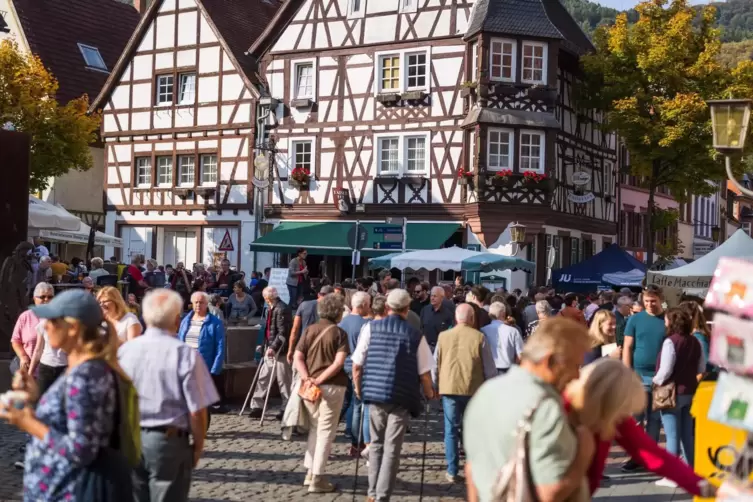 Keschdefeschd: In der Altstadt in Annweiler werden die Keschde stets gefeiert.