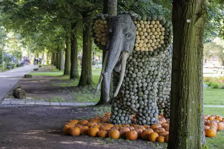 Im Neumühlepark der Gartenschau Kaiserslautern: ein Elefant am Wegesrand. 