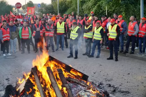 Streikende Tadano-Mitarbeiter haben am Mittwochmorgen vor dem von Schließung bedrohten Werksstandort Wallerscheid ein großes Feu