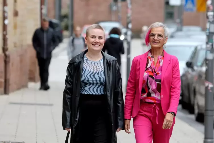 Sophie (links) und Mechthild Junker machen darauf aufmerksam, wie wichtig Vorsorgeuntersuchungen sind. 