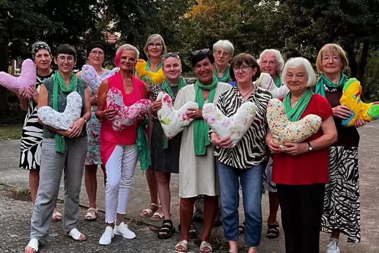 Solidarität: 64 Herzkissen sind entstanden. 