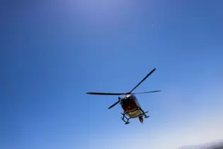 Ein Rettungshubschrauber setzt zur Landung an