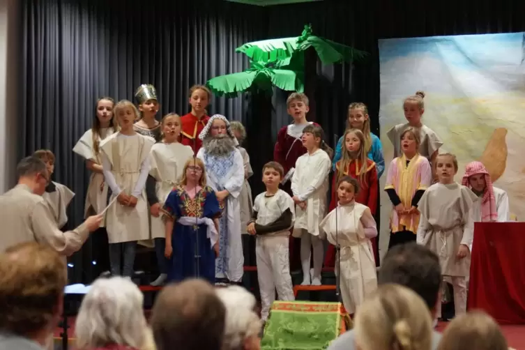 Dekanatskantor Diethelm Schlegel (links, mit Taktstock) mit Kindern und Jugendlichen bei der Aufführung des Musicals „Josef“ im 