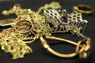 Einem Rentner aus Frankenthal sollen Betrüger laut Polizei Goldschmuck im Wert von 14.250 Euro abgekauft haben. Gezahlt wurden a