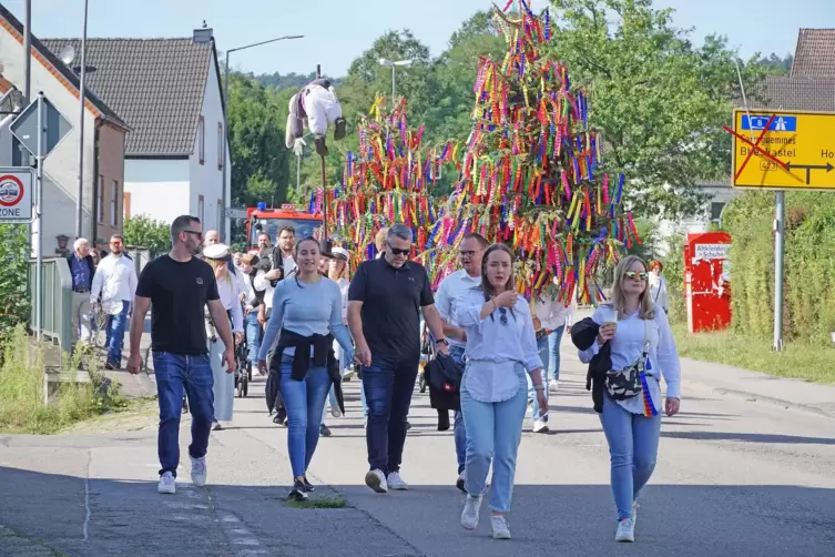 Tradition: Der Kerweumzu der Straußjugend durchs Dorf. 