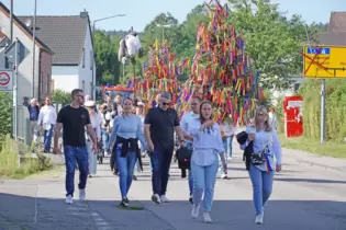 Tradition: Der Kerweumzu der Straußjugend durchs Dorf.