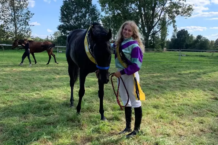 Nora Cronauer mit Sabiano nach dem Sieg beim Purzelmarktrennen in Billigheim-Ingenheim. 