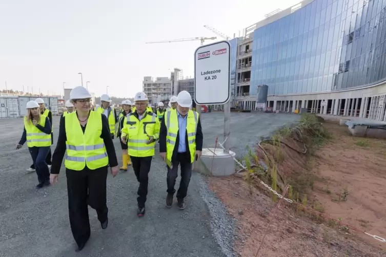 47 Hektar umfasst die Baustelle, bis zu 1500 Arbeiter sind an Spitzentagen im Einsatz: Bundesbauministerin Klara Geywitz (vorne)