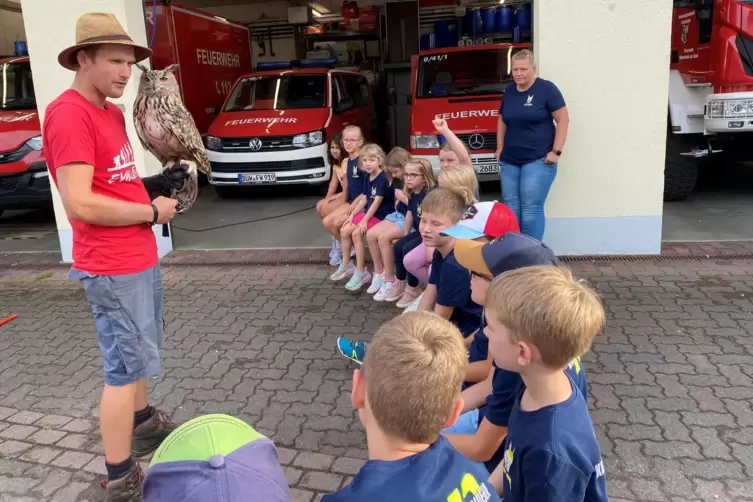 Welche Augenfarbe hat der Uhu? Die Jungen und Mädchen der Kinderfeuerwehr Weisenheim am Sand dürfen dem stattlichen Vogel ganz n