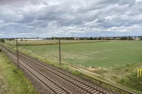 Dieses Areal rechts der Bahnlinie kommt bald wieder als mögliches Baugebiet aufs Tapet.