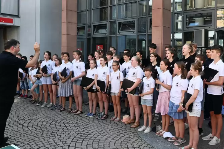 Einsatz: Markus Melchiori beim Auftritt mit den jüngsten Chören der Dommusik, darunter viele Klosterschüler.