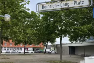 In die Jahre gekommen: stark versiegelter Heinrich-Lang-Platz.