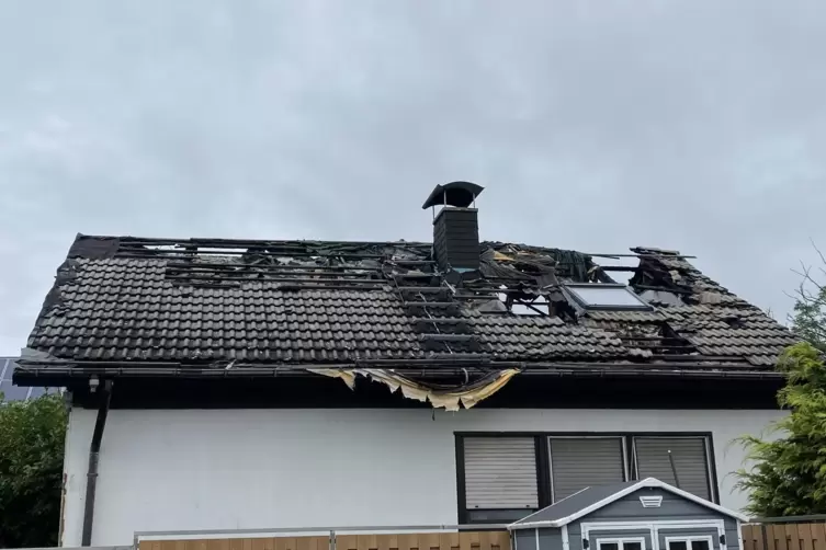 Kein schöner Anblick: Man sieht, wie das Feuer in dem Haus in Maxdorf gewütet hat. 