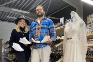 Aline und Alexander Gautsche präsentieren aktuelle Schuhmode im Firmenoutlet.