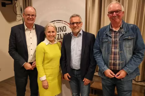 Der CDU-Gemeindeverband Dahner Felsenland hat Michael Zwick (Zweiter von rechts) zum Bürgermeisterkandidaten gewählt. Es gratuli