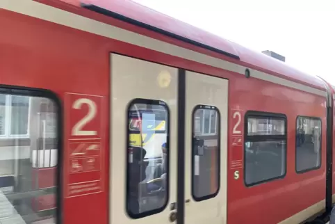 Von Ludwigshafen fahren etwa zwei Züge zusätzlich vor Anpfiff nach Kaiserslautern. 