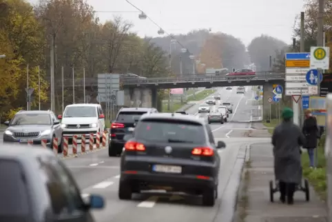 Am Kleeblatt muss sowohl die Brücke über die Bahntrasse als auch die Brücke über die B37 erneuert werden.