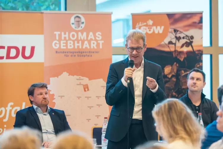 Thomas Gebhart betont: „Politik muss besser werden.“ Links Sven Koch vom CDU-Kreisverband SÜW, rechts Thorsten Rheude vom CDU-Kr