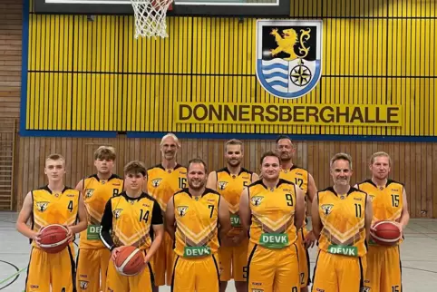 Die zweite Mannschaft der Fastbreakers vorm Training in der Donnersberghalle mit Coach Michael Zubiller (Dritter von rechts, Num