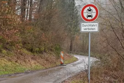 Die Beschilderung am Radweg zur Wengelsbach ist eindeutig. Die Durchfahrt für Krafträder und -fahrzeuge ist verboten. 